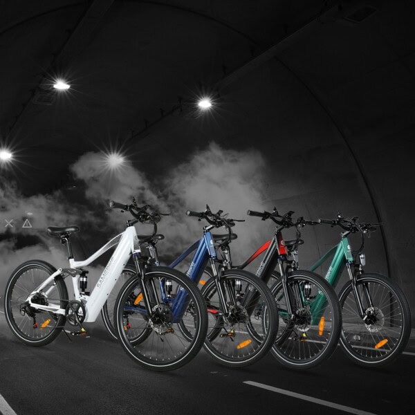 Samebike XD26 sähköpyörä yöllisessä kaupunkimaisemassa – tehokas ja moderni sähköpyörä tyylikkäässä valaistuksessa