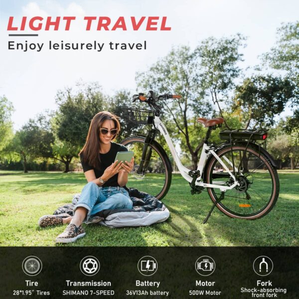 RS-A07 kaupunkisähköpyörä rentoon matkantekoon – nainen nurmikolla pyörän kanssa