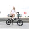 Kaksoisjousitettu citysähköpyörä mukulakivikadulla