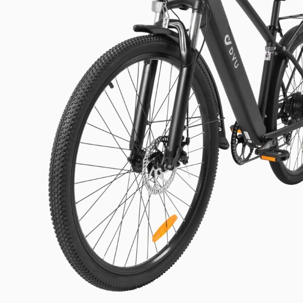 Akku irrotettuna – DYU C5 sähköpyörä latauksessa