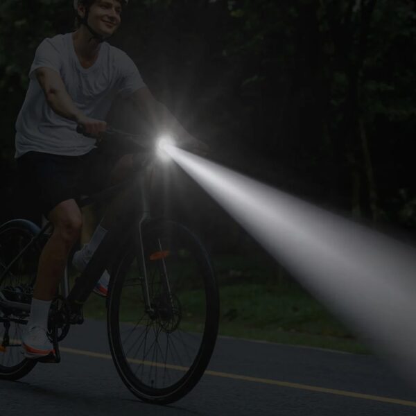 Käsi irrottamassa akkua pyörästä