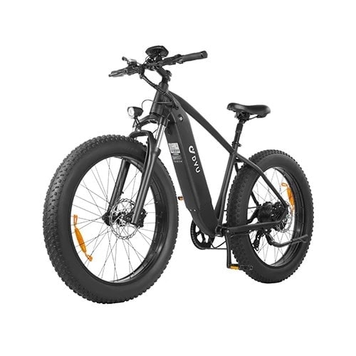Musta sähköinen fatbike valkoisella taustalla