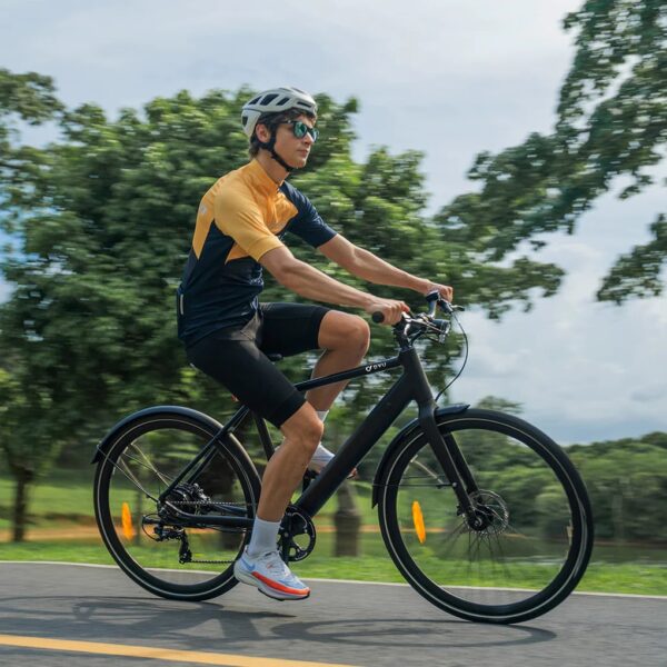 DYU Stroll 1 sähköpyörän LED-valo päällä hämärässä