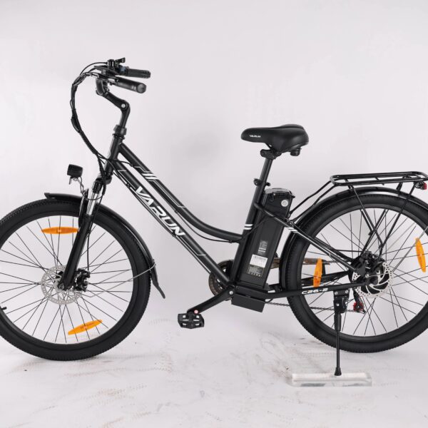 LCD-naytto sahkopyorassa kertoo nopeuden, akun tilan ja matkan selkeasti