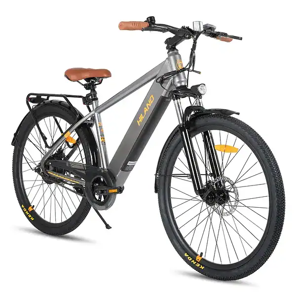 Bicicleta de montaña eléctrica gris con portaequipajes y guardabarros.