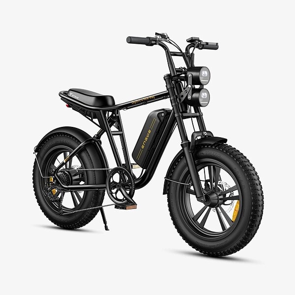 Zwarte elektrische fiets met dikke banden en dubbele verlichting.