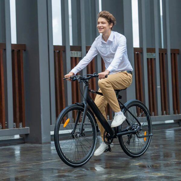 Yläviistosta kuvattu ohjaustanko ja jarruvivut