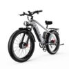 Harmaa sähköfatbike paksuilla renkailla ja tavaratelineellä