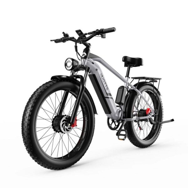 Harmaa sähköfatbike paksuilla renkailla ja tavaratelineellä