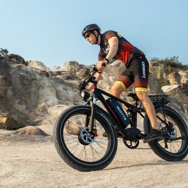 valkoinen duotts s26 fatbike jyrkassa ylamaanousussa