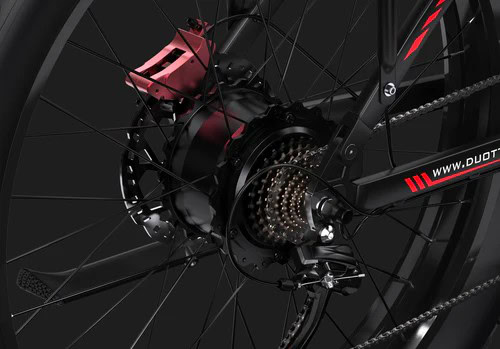 duotts s26 ajossa hiekkapolulla meren rannalla