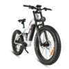 Samebike RS-A08 II sähkömaastopyörän Kenda-renkaat kivikossa lähikuvassa