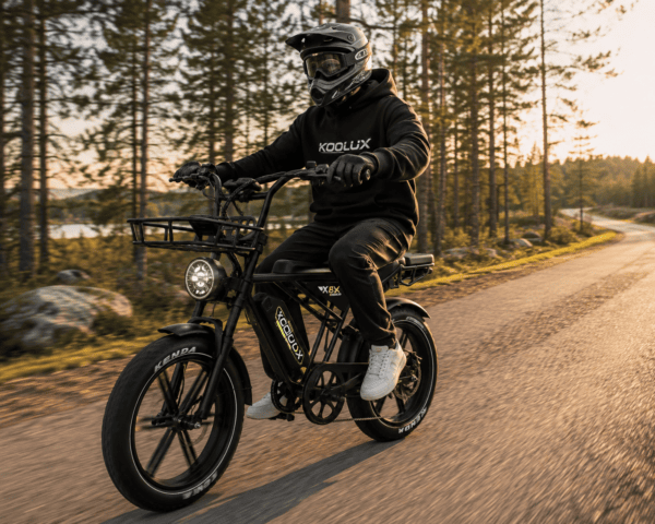 Kypäräpäinen mies ajaa sähköpyörällä metsätiellä auringonlaskussa.