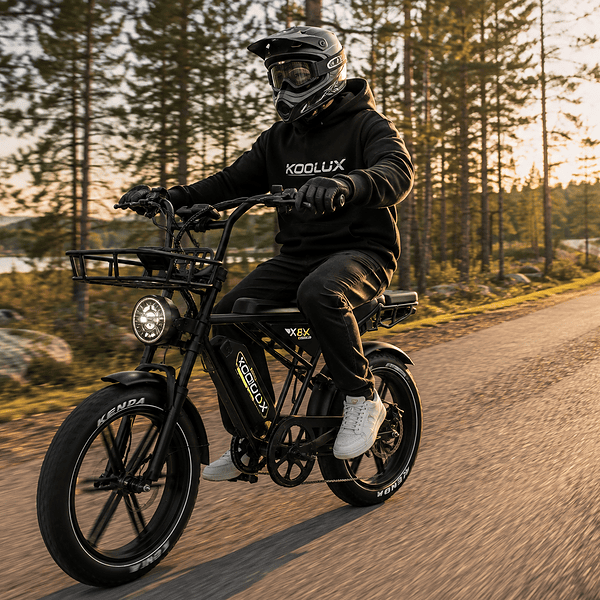 Kypäräpäinen mies ajaa sähköpyörällä metsätiellä auringonlaskussa.