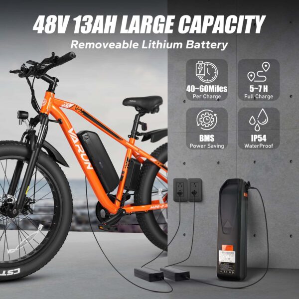 Hydraulische Scheibenbremsen am Varun E-Mountainbike (Nahaufnahme). Herausnehmbarer 48-V-Akku des Varun M26-2 PRO E-Bikes.