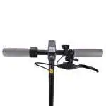 Ooktek V8 sähköpotkulauta kevyessä maastoajossa