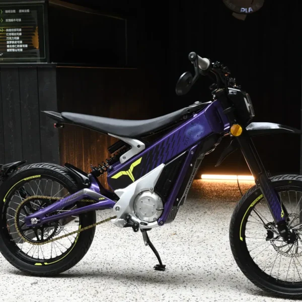 Talaria X3 sähkömopo koeajossa Kruunuvuorenrannassa