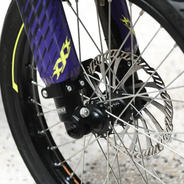 Talaria X3 sähkömopo lähikuva maastorenkaista