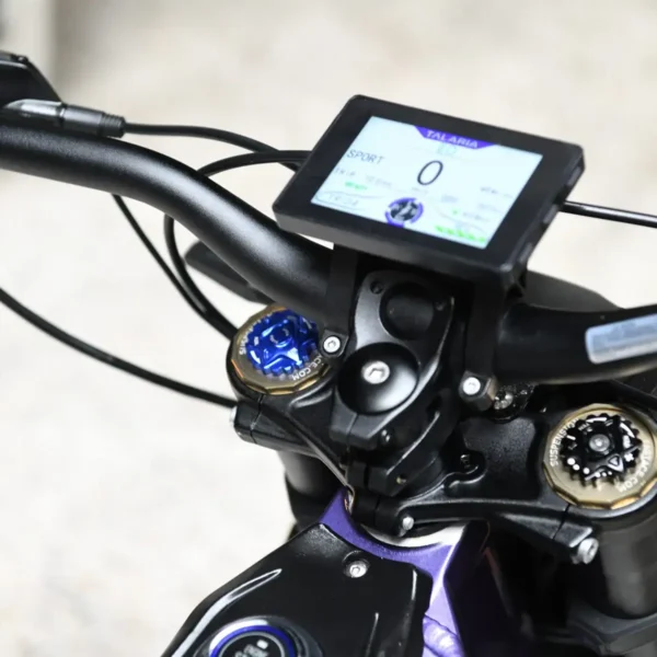 Talaria X3 sähkömopo jyrkässä mäennousussa