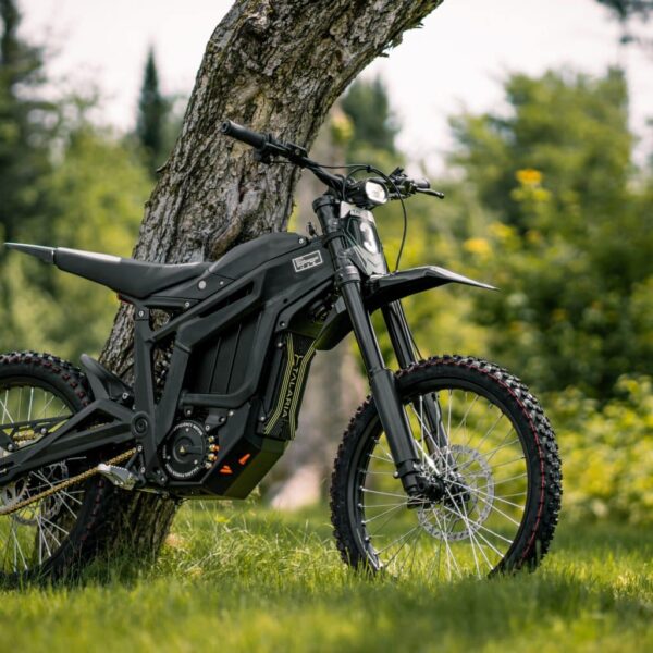 Talaria MX4-Pro sähkömopo vauhdissa soratiellä