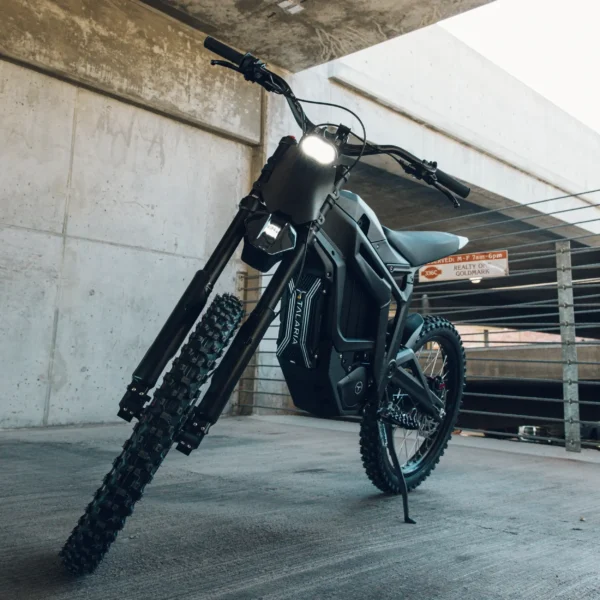 Talaria MX4-Pro sähkömopo pysäköity varastoon