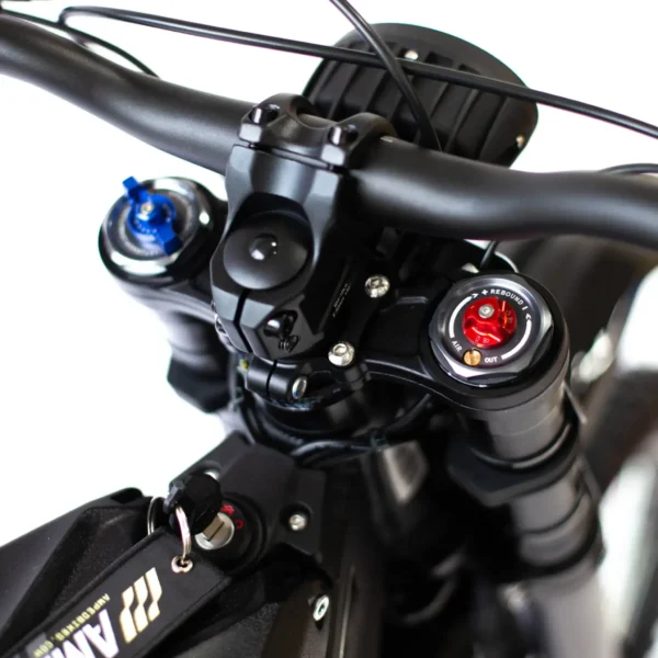 Talaria MX4-Pro sähkömopo vauhdissa kaupungin kadulla