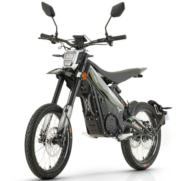 Talaria X3 sähkömopo LED-valot päällä iltahämärässä