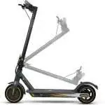 Ooktek V8 sähköpotkulauta ajossa iltavalaistuksessa