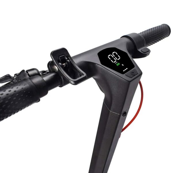 Ooktek V10 sähköpotkulauta akun latauksessa