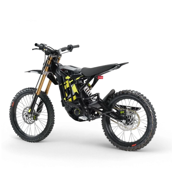 Surron Light Bee X sähkömopo vauhdissa hiekkatiellä