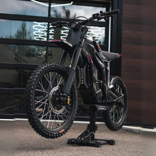 Talaria MX5-Pro sähkömopo vauhdissa soratiellä