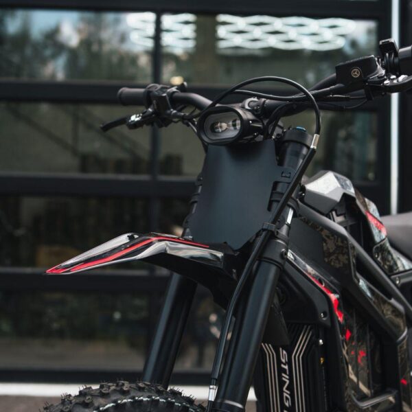 Talaria MX5-Pro sähkömopo käyttäjä kiipeämässä mäkeä