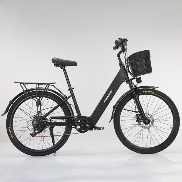 Kuljettaja ajaa Frike X4 sähköpyörällä keskustassa – sähköavustus tekee ajosta kevyttä ja sulavaa.