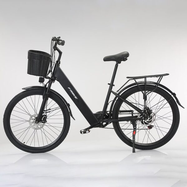 Frike X4 kaupunkisähköpyörä seisoo kaupungin kadulla – tyylikäs ja hiljainen sähköpyörä aikuisille.