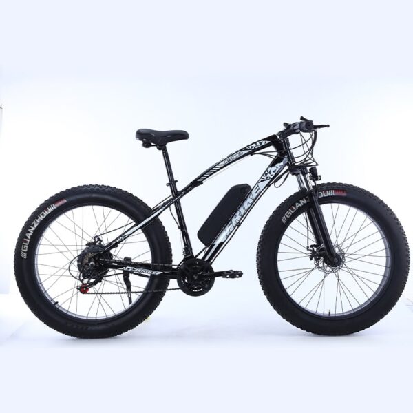 Kuljettaja ajaa Frike 1000W sähköfatbikella hiekkatiellä – 1000 watin moottori tarjoaa hurjan vedon.