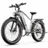 Harmaa sähköinen fatbike-pyörä tavaratelineellä ja etuvalolla
