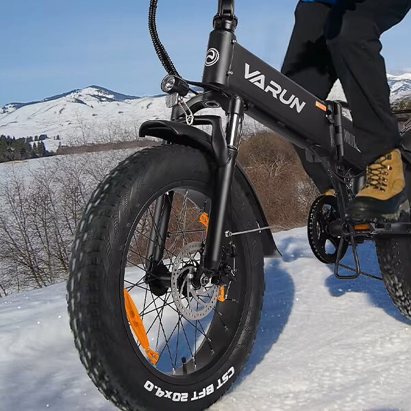 varun-s20-1-sahkopyora-fatbike-harmaa-akku-latauksessa.jpg