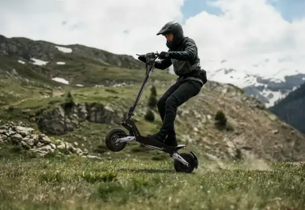T10_Electric_Scooter_Performing_a_Wheelie_on_Grass_1200x-2