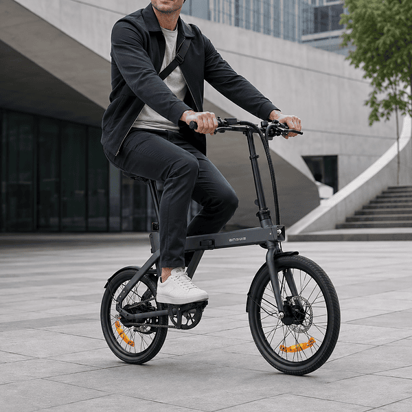 Un uomo pedala su una bicicletta elettrica pieghevole in un moderno ambiente urbano.