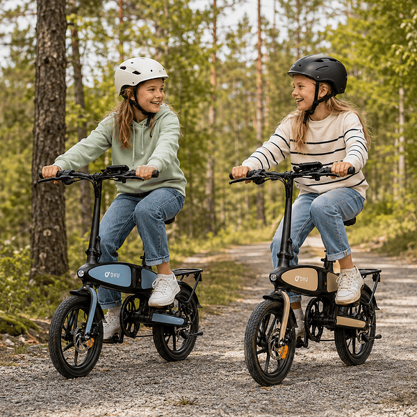 Zwei Mädchen mit Helmen fahren mit Elektrofahrrädern auf einem Waldweg.