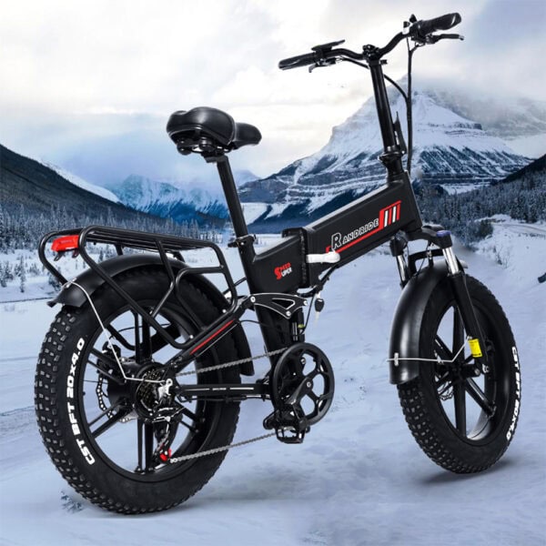 Musta sähköavusteinen fatbike lumisessa vuoristomaisemassa