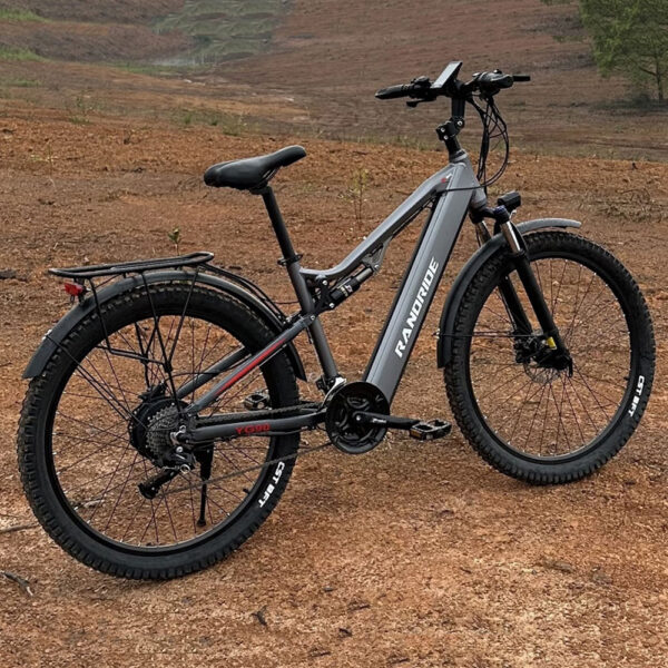 Grå elektrisk mountainbike på en grusväg